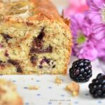 Chlebek bananowy z jeżynami i czekoladą Banana bread with blackberries and chocolate