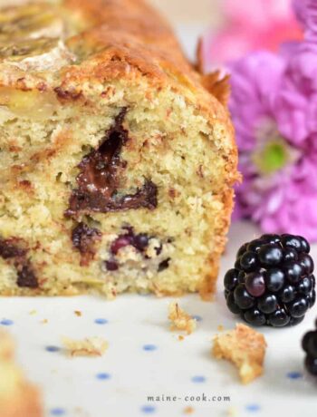 Chlebek bananowy z jeżynami i czekoladą Banana bread with blackberries and chocolate