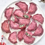 Różowe pierogi z farszem ze szpinaku, ziemniaków i fety pink pierogi with spinach, potatoes and feta cheese rosa pierogi mit spinat, kartoffeln und feta käse