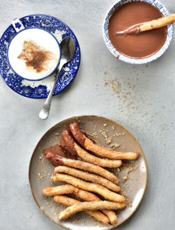 Churros z sosem czekoladowym Churros with chocolate sauce