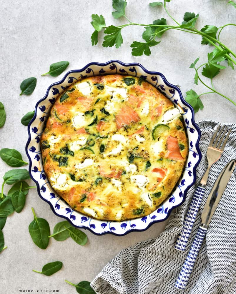 Frittata z łososiem wędzonym, cukinią, szpinakiem i kozim serem