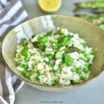 Cytrynowe risotto ze szparagami i zielonym groszkiem Lemony asparagus and green peas risotto