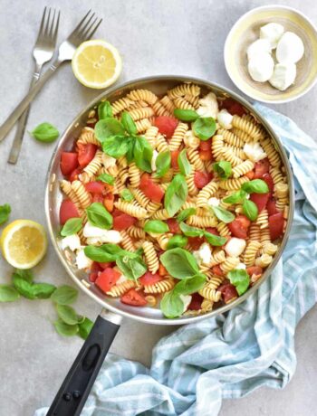 Makaron Caprese czyli z pomidorami, mozarellą i bazylią Pasta Caprese - tomatoes, mozarella and basil pasta