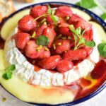 Pieczony camembert z balsamicznymi truskawkami Baked camembert with balsamic strawberries