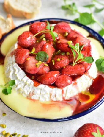 Pieczony camembert z balsamicznymi truskawkami Baked camembert with balsamic strawberries