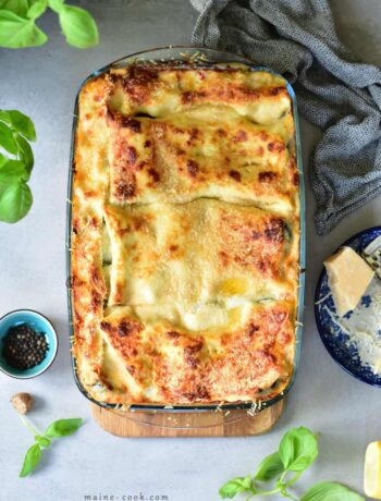 Wegetariańska lasagne z cukinią i szpinakiem Vegetarian lasagna with zucchini and spinach