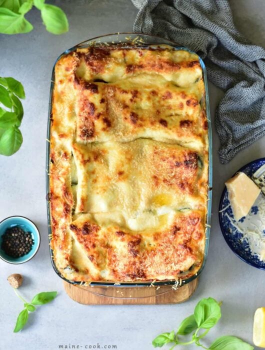 Wegetariańska lasagne z cukinią i szpinakiem Vegetarian lasagna with zucchini and spinach