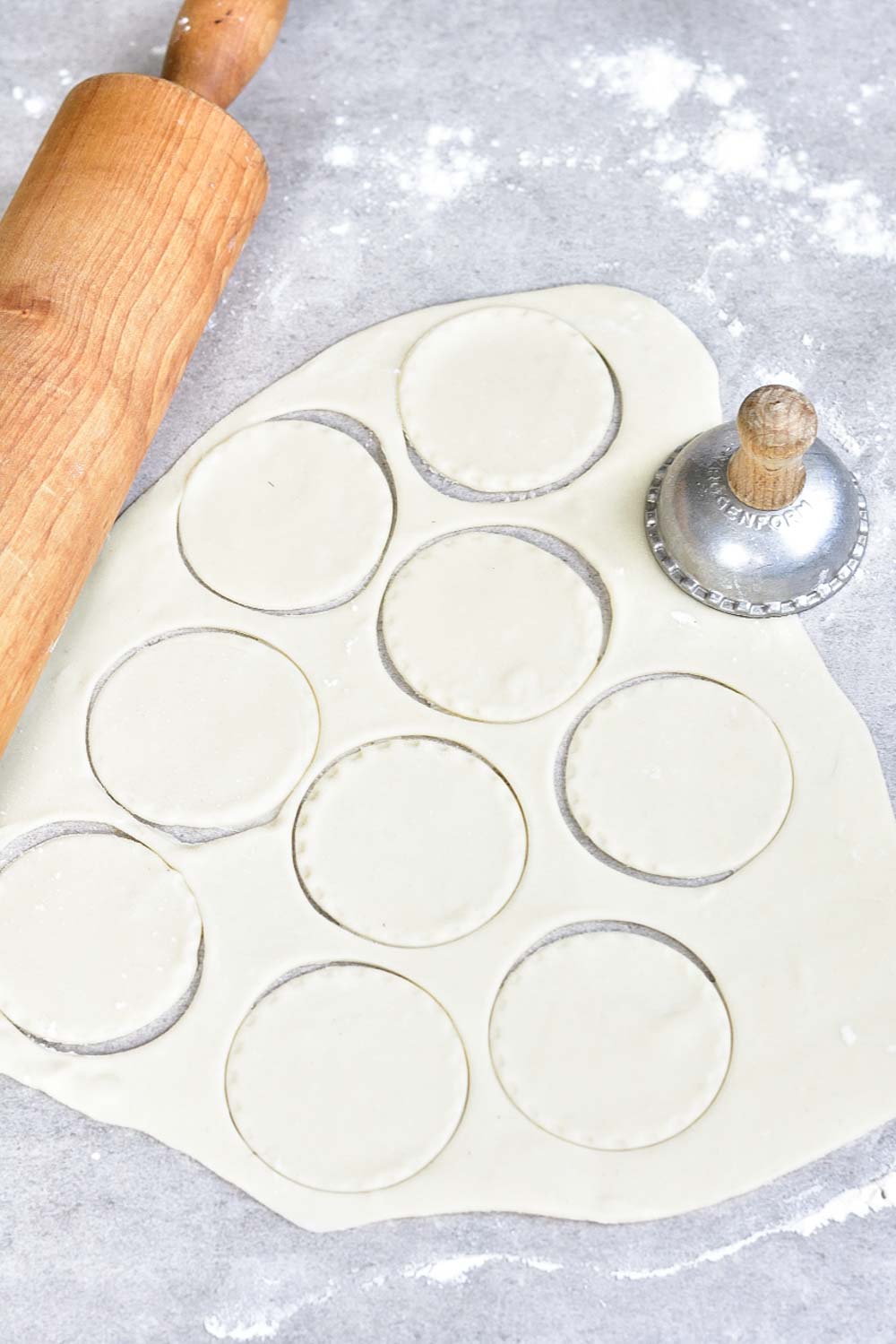 Ciasto na pierogi, najlepszy przepis + jak zrobić idealne pierogi
