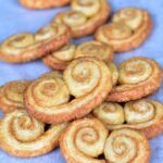 Cynamonowe palmiery – 3-składnikowe ciastka z ciasta francuskiego Cinnamon palmiers – 3-ingredient puff pastry cookies