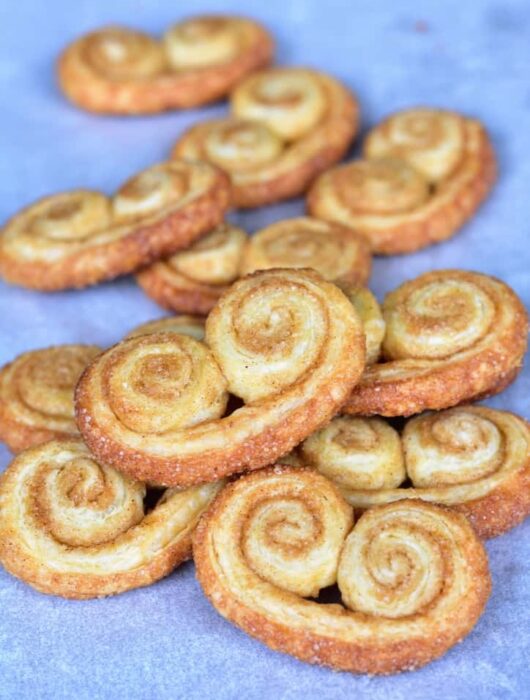 Cynamonowe palmiery – 3-składnikowe ciastka z ciasta francuskiego Cinnamon palmiers – 3-ingredient puff pastry cookies