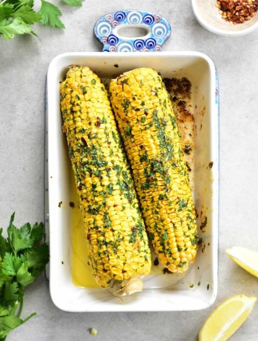 Pieczona kukurydza z ziołowym masłem z chilli Oven-roasted corn on the cob with herb and chilli butter