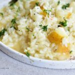 Risotto z gruszką i tymiankiem z pieczoną piersią z kurczaka Pear and thyme risotto with lemon thyme chicken