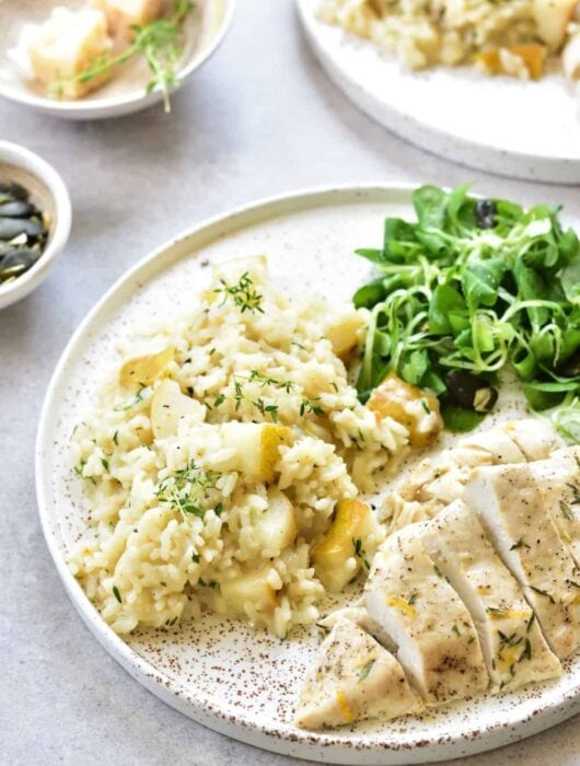 Risotto z gruszką i tymiankiem z pieczoną piersią z kurczaka Pear and thyme risotto with lemon thyme chicken