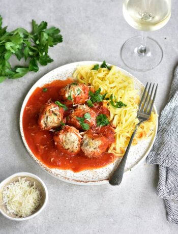 Ricotta meatballs in spicy tomato sauce Klopsiki z mięsem i ricottą w sosie pomidorowym