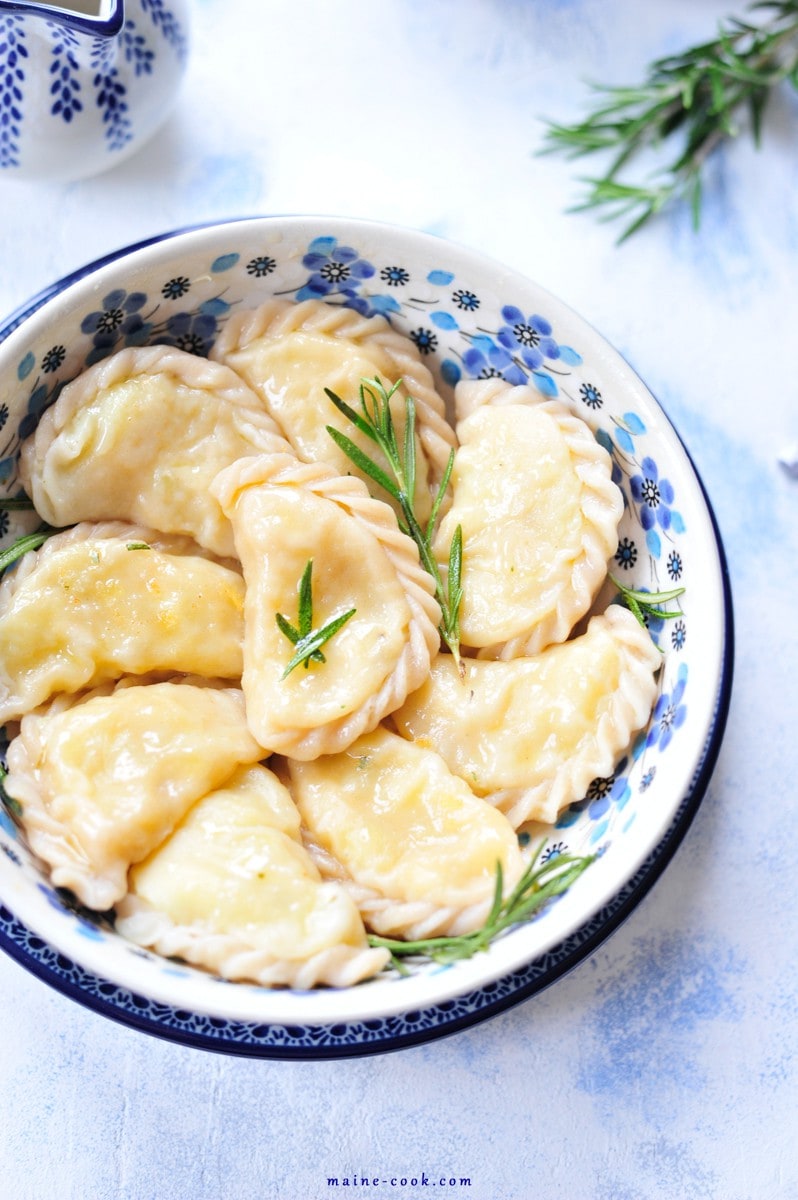Pierogi z ziemniakami i żółtym serem pierogi ruskie po amerykańsku