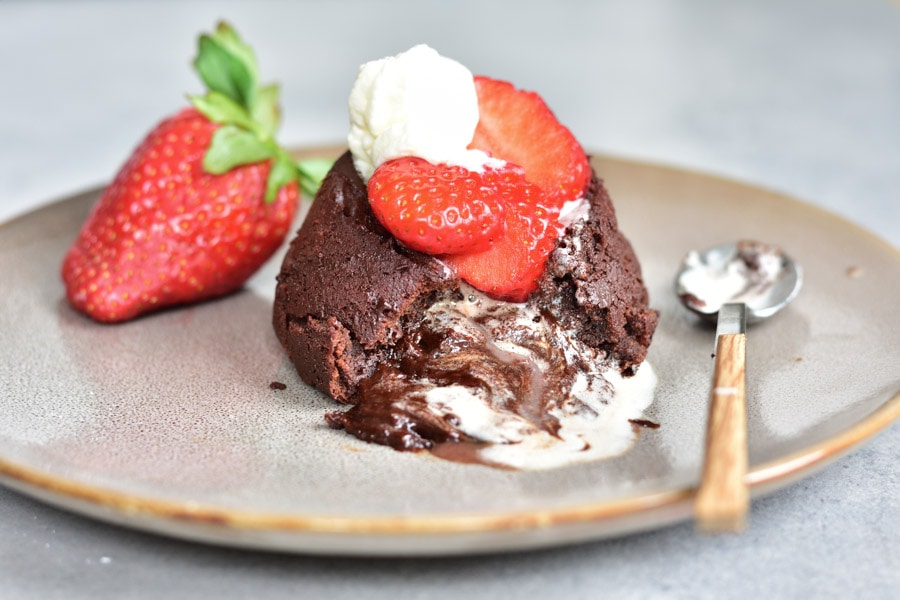Fondant czekoladowy - ciasto czekoladowe z płynnym środkiem z truskawkami i bitą śmietaną