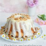 Babka migdałowa z białą czekoladą