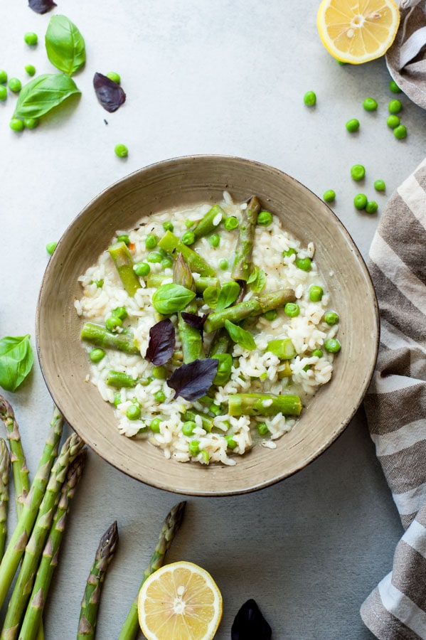 Cytrynowe risotto ze szparagami i zielonym groszkiem