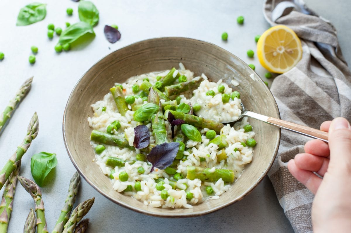 zbliżenie na Cytrynowe risotto ze szparagami i zielonym groszkiem