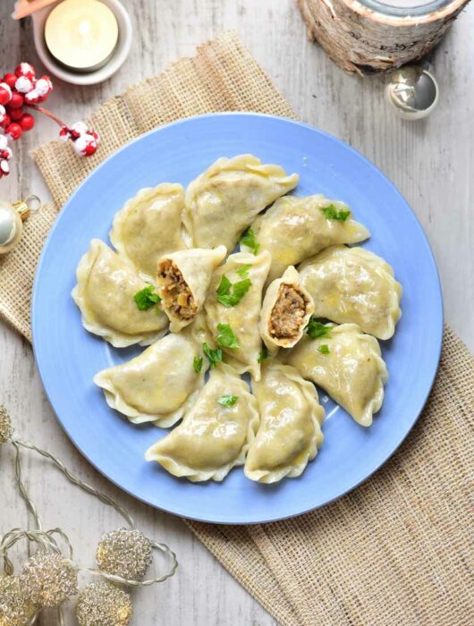 pierogi z kapusta i grzybami.