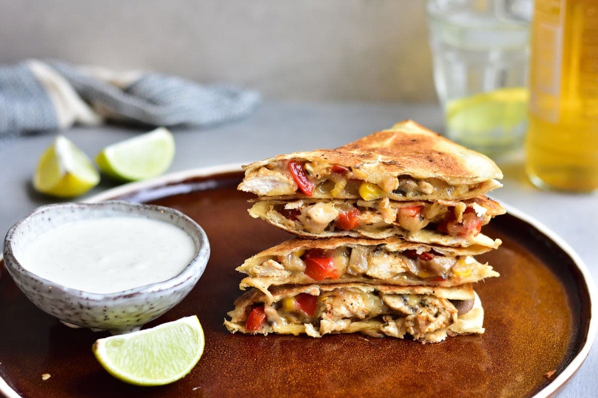 Quesadilla tortille z kurczakiem, serem i warzywami Everyday Delicious