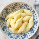 Leniwe pierogi in a white-blue bowl.